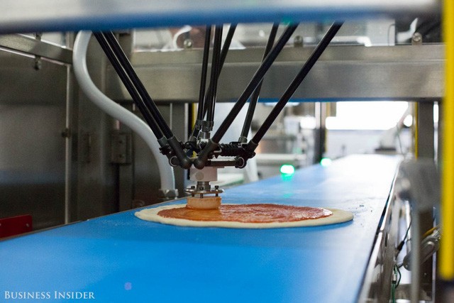 Được làm bởi robot, những chiếc pizza này sẽ là đối thủ đáng gờm của Dominos và Pizza Hut? - Ảnh 11. Được làm bởi robot, những chiếc pizza này sẽ là đối thủ đáng gờm của Dominos và Pizza Hut? - Ảnh 11.