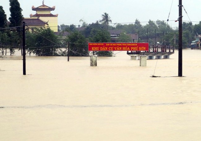 người dân, chạy lũ, ngập lụt, vùng trũng, Phú Yên, Quảng Ngãi, gồng mình gánh lũ, Bình Định, Quảng Nam, thất thủ, lũ dữ, VietTimes