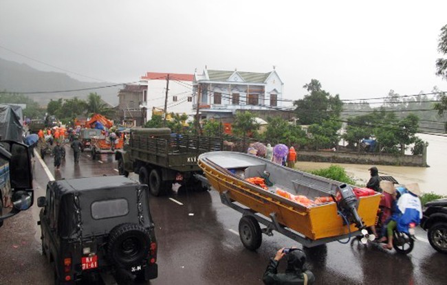 người dân, chạy lũ, ngập lụt, vùng trũng, Phú Yên, Quảng Ngãi, gồng mình gánh lũ, Bình Định, Quảng Nam, thất thủ, lũ dữ, VietTimes