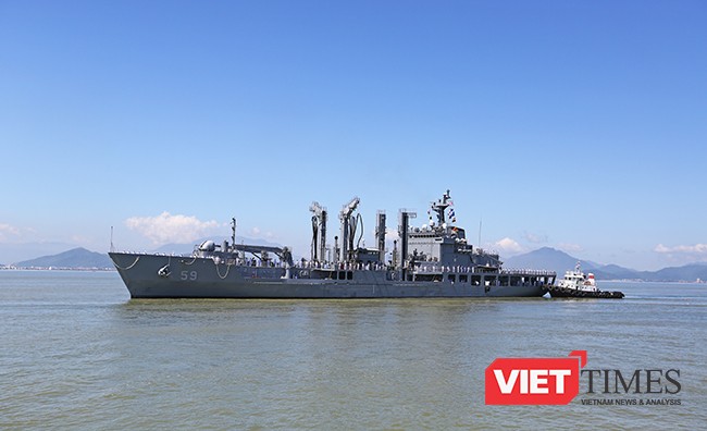 Tàu ROKS HWACHEON (AOE-59) trên vịnh Đà Nẵng