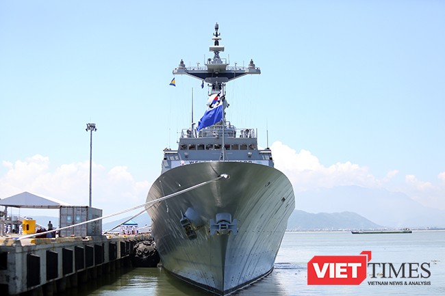 Tàu khu trục tên lửa ROKS Kang Gam Chan (DDH-979) thuộc lực lượng Hải quân Hàn Quốc cập Cảng Tiên Sa