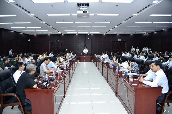 Chủ trì cuộc họp sau chuyến kiểm tra hiện trường