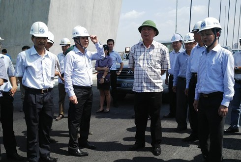 Bộ trưởng Thăng kiểm tra công trình cầu Nhật Tân.