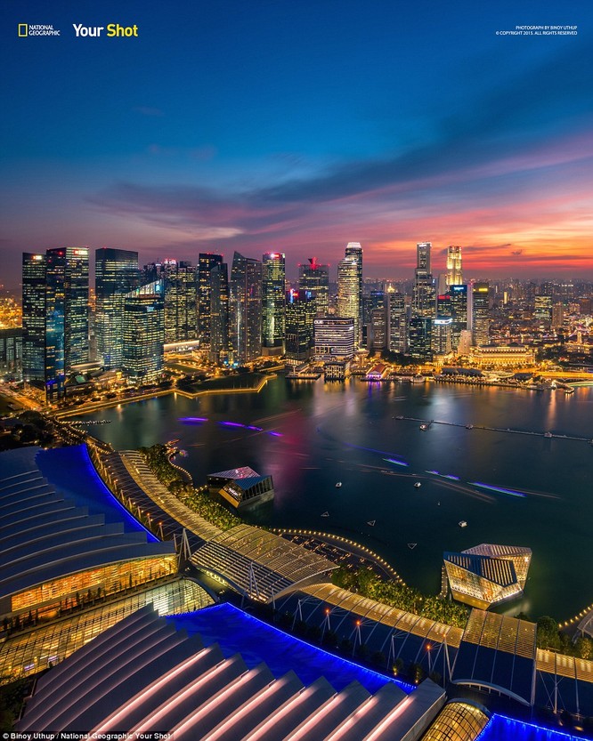 Cảnh tượng nhìn từ trên đỉnh công trình Marina Bay Sands, Singapore