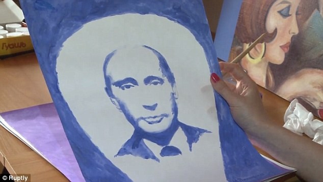 Romanovskaya tiết lộ cô dùng bầu ngực bên trái để vẽ ông Putin