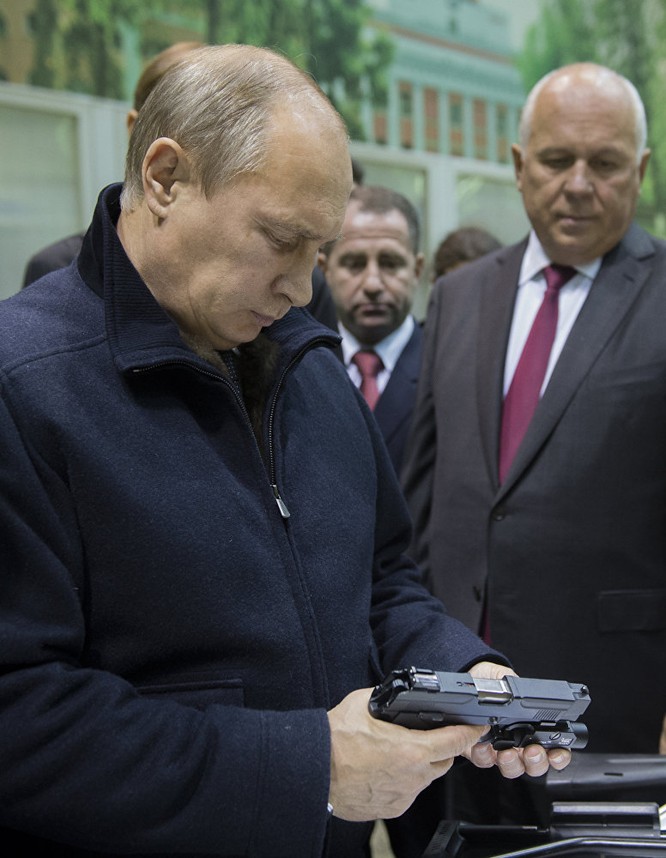 Ông Putin bắn thử súng ngắn
