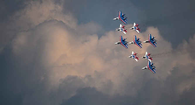 Đội hình bay tiêm kích Su-27 của