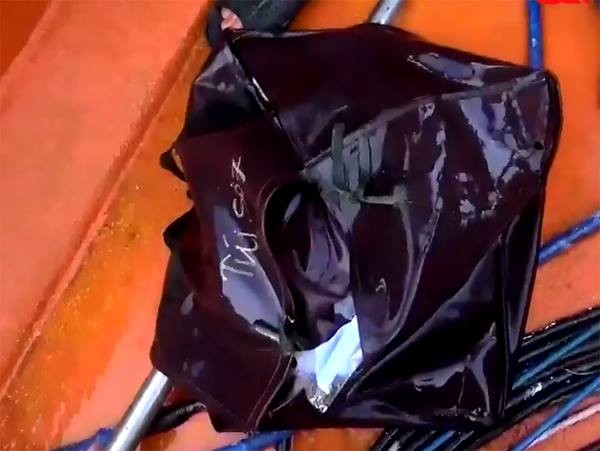 Vật dụng từ máy bay CASA được trục vớt. Ảnh: Thế Toàn.