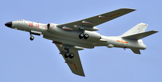 Máy bay ném bom H-6K của Trung Quốc mới đây đã phô trương thanh thế trên bãi cạn Scaborough