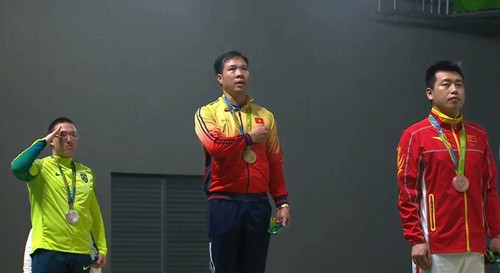 Xạ thủ Hoàng Xuân Vinh xúc động khi quốc ca Việt Nam được cử lên thời điểm nhận huy chương