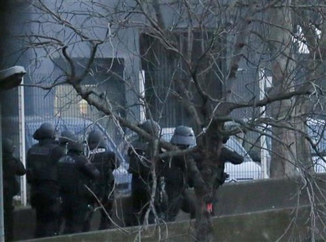 Lực lượng tham gia cuộc đột kích giải phóng con tin tại tiệm tạp hoá Kosher, Paris. Ảnh: Reuters