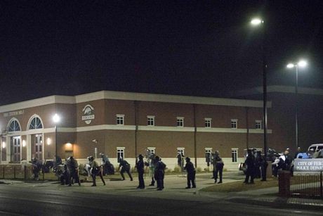 Mỹ: Biểu tình lại bùng phát tại Ferguson, 2 cảnh sát bị bắn ảnh 8