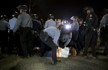 Mỹ: Biểu tình lại bùng phát tại Ferguson, 2 cảnh sát bị bắn ảnh 9