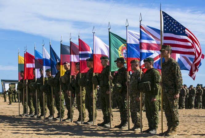 Chùm ảnh NATO phô diễn sức mạnh quân sự trong diễn tập Saber Strike 2015 ảnh 1