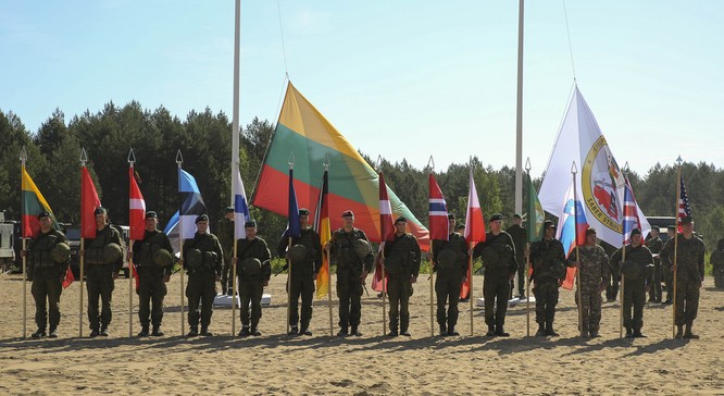 Chùm ảnh NATO phô diễn sức mạnh quân sự trong diễn tập Saber Strike 2015 ảnh 3