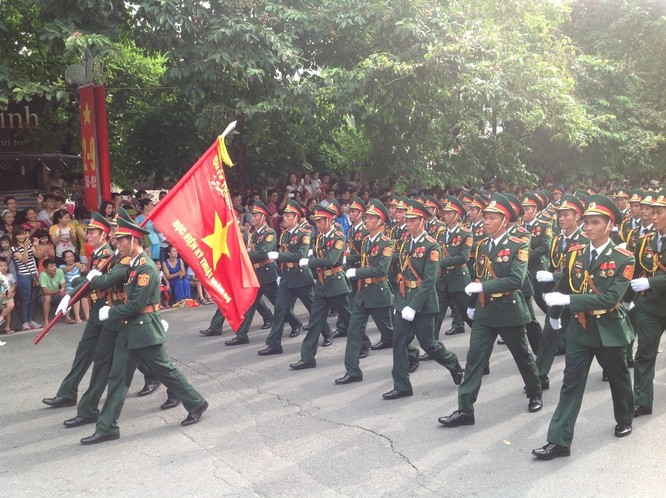 Dân đổ ra đường xem diễu binh hoành tráng mừng Quốc Khánh ảnh 7