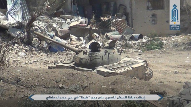 Phiến quân bắn hạ xe tăng Syria, giao chiến kinh hoàng ở Damascus (video) ảnh 1