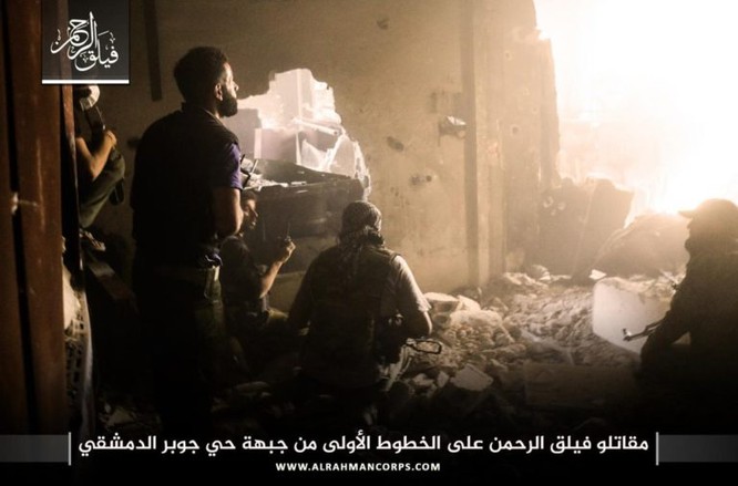 Phiến quân bắn hạ xe tăng Syria, giao chiến kinh hoàng ở Damascus (video) ảnh 2