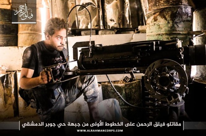 Phiến quân bắn hạ xe tăng Syria, giao chiến kinh hoàng ở Damascus (video) ảnh 4