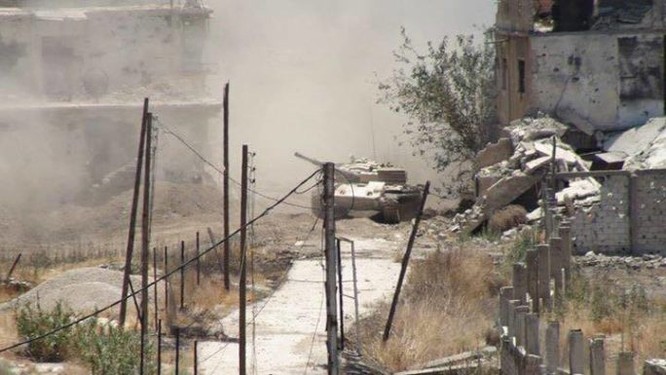 Quân đội Syria trút bão lửa vào hai căn cứ phiến quân ngoại vi Damascus ảnh 1