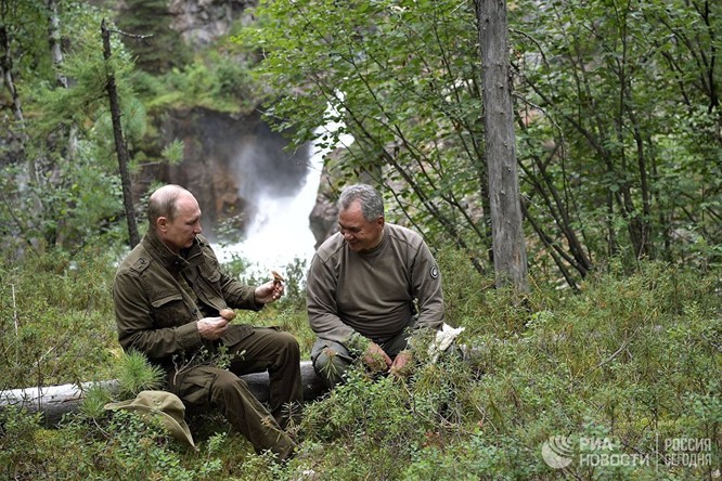 Tổng thống Putin lại cởi trần câu cá, bơi trên sông lạnh ảnh 11