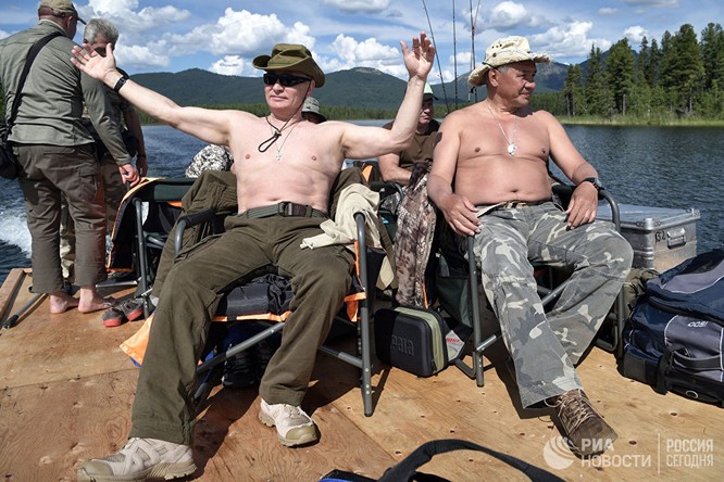 Tổng thống Putin lại cởi trần câu cá, bơi trên sông lạnh ảnh 12