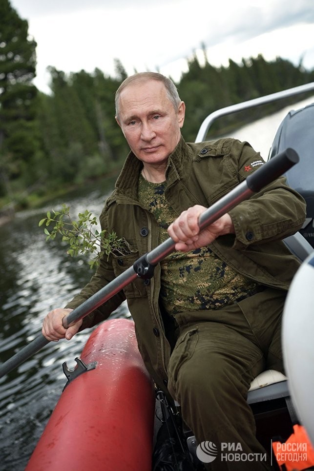 Tổng thống Putin lại cởi trần câu cá, bơi trên sông lạnh ảnh 13