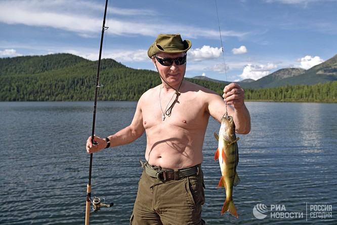 Tổng thống Putin lại cởi trần câu cá, bơi trên sông lạnh ảnh 14