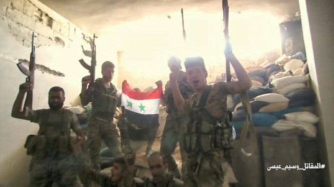 Phiến quân nã tên lửa TOW Mỹ phá hủy pháo tự hành quân Assad (video) - ảnh 1