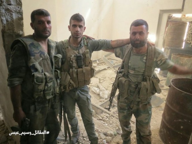 Phiến quân nã tên lửa TOW Mỹ phá hủy pháo tự hành quân Assad (video) - ảnh 3