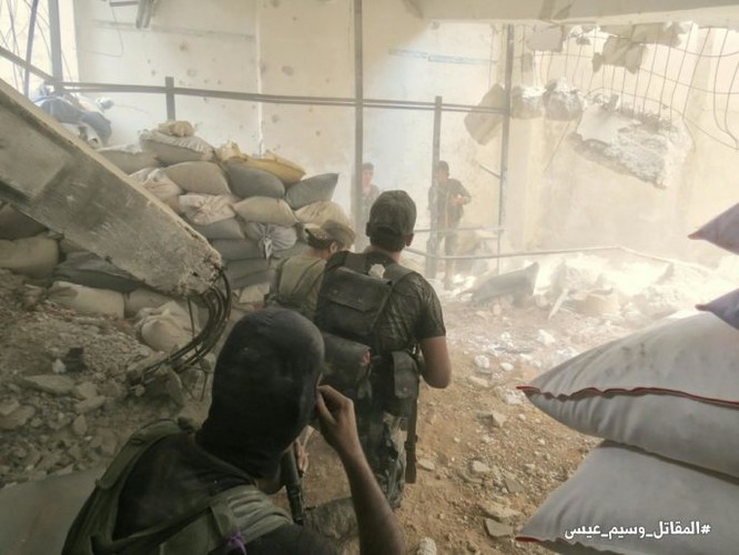 Phiến quân nã tên lửa TOW Mỹ phá hủy pháo tự hành quân Assad (video) - ảnh 5