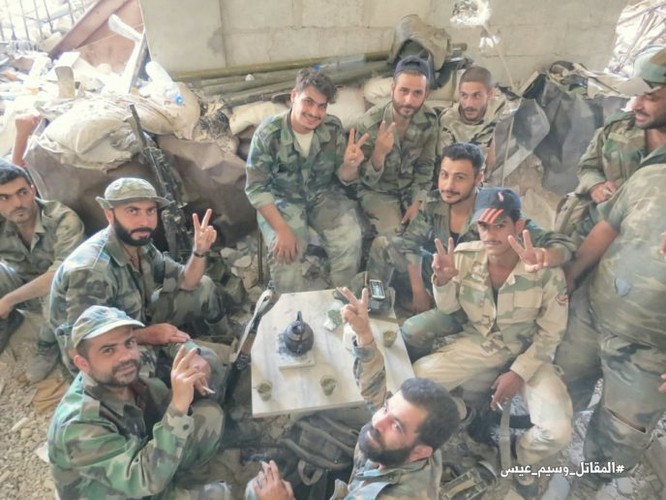 Phiến quân nã tên lửa TOW Mỹ phá hủy pháo tự hành quân Assad (video) - ảnh 8
