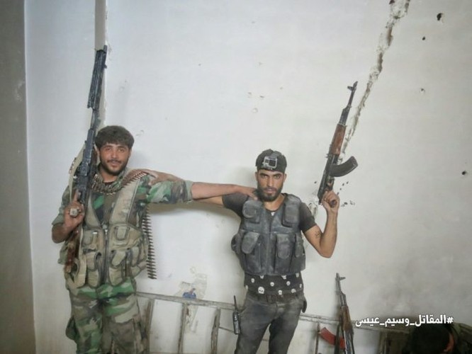 Phiến quân nã tên lửa TOW Mỹ phá hủy pháo tự hành quân Assad (video) - ảnh 13