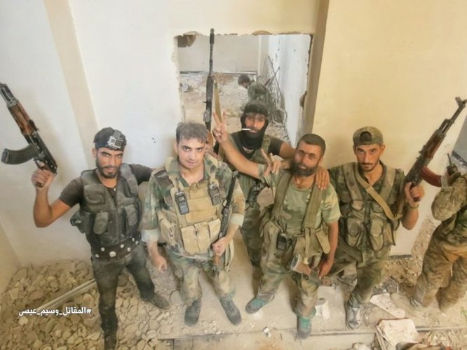 Phiến quân nã tên lửa TOW Mỹ phá hủy pháo tự hành quân Assad (video) - ảnh 15