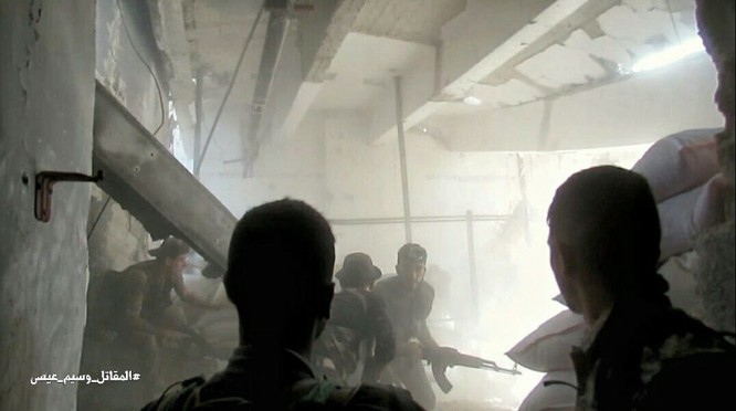 Phiến quân nã tên lửa TOW Mỹ phá hủy pháo tự hành quân Assad (video) - ảnh 17
