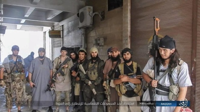 IS tử chiến trên từng mét đất tại sào huyệt Raqqa ảnh 1