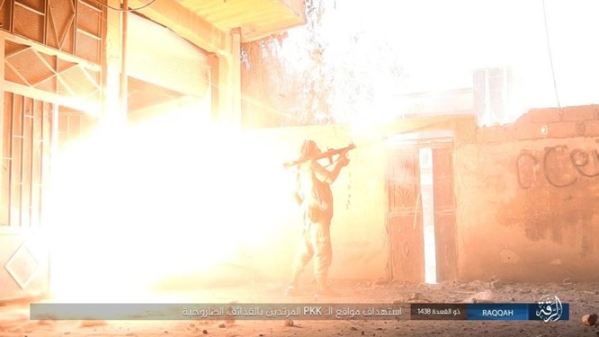 IS tử chiến trên từng mét đất tại sào huyệt Raqqa ảnh 7