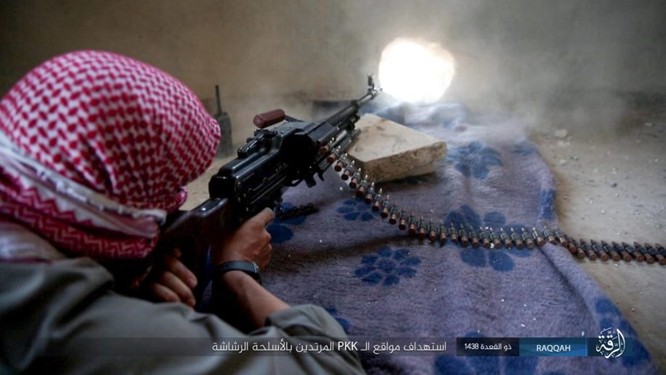 IS tử chiến trên từng mét đất tại sào huyệt Raqqa ảnh 9