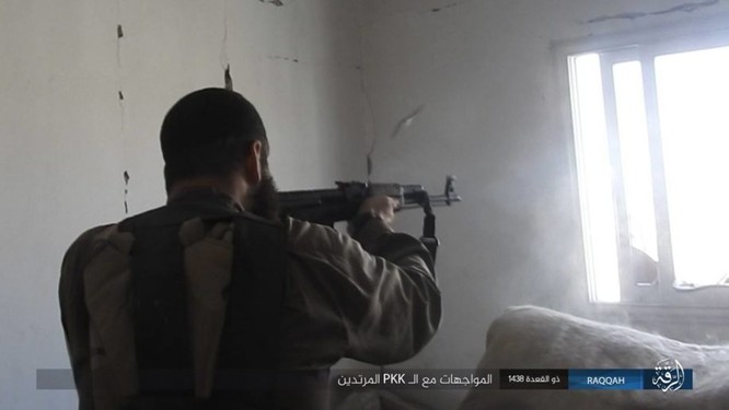 IS tử chiến trên từng mét đất tại sào huyệt Raqqa ảnh 10