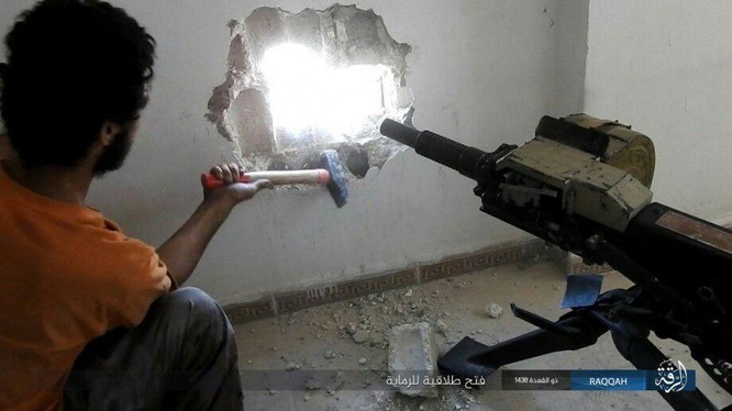 Hàng loạt chiến binh IS mất mạng trước người Kurd tại Raqqa (chùm video) ảnh 6