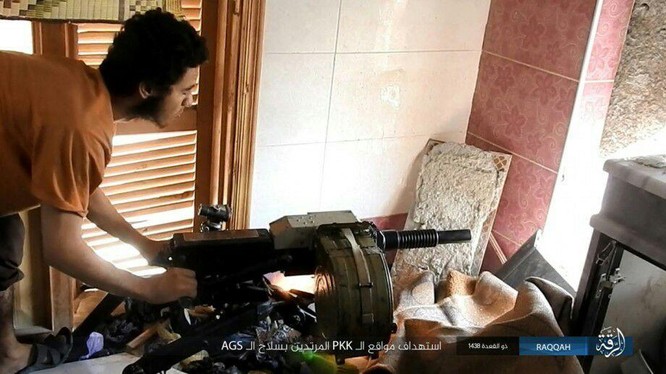 Hàng loạt chiến binh IS mất mạng trước người Kurd tại Raqqa (chùm video) ảnh 11