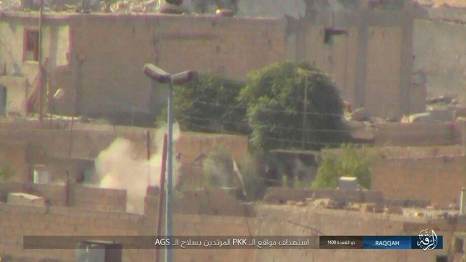 Hàng loạt chiến binh IS mất mạng trước người Kurd tại Raqqa (chùm video) ảnh 12