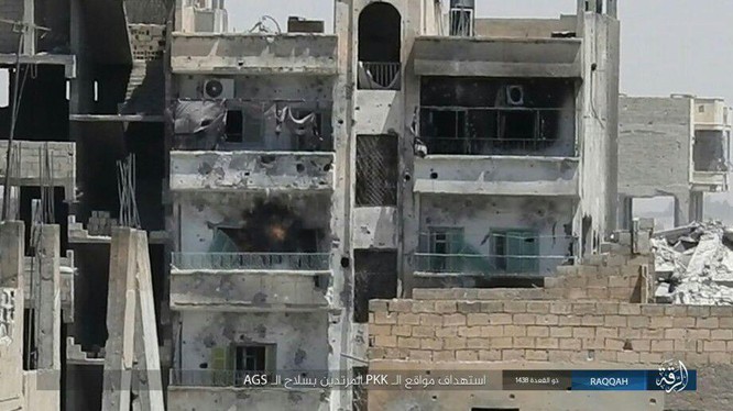 Hàng loạt chiến binh IS mất mạng trước người Kurd tại Raqqa (chùm video) ảnh 14