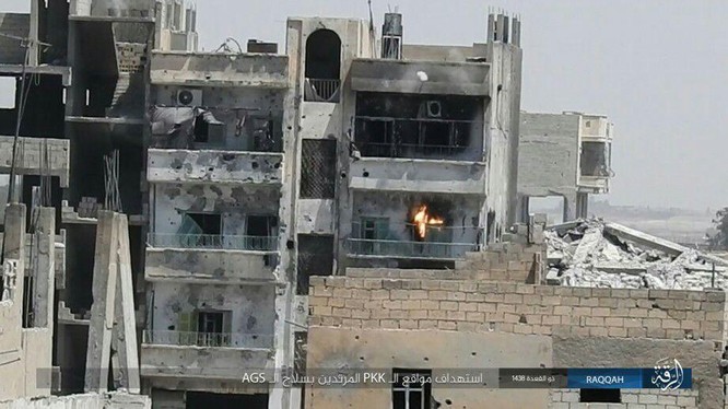 Hàng loạt chiến binh IS mất mạng trước người Kurd tại Raqqa (chùm video) ảnh 15