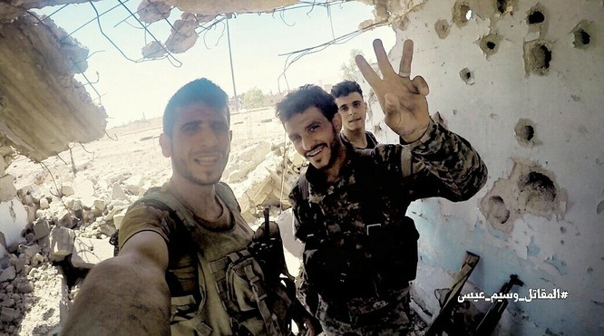 Quân đội Syria tấn công sào huyệt thánh chiến ngoại vi Damascus - ảnh 12