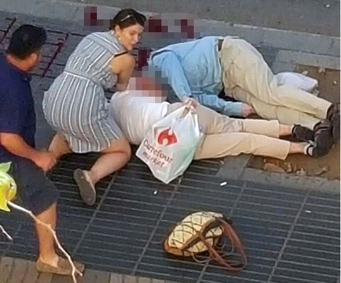 IS tấn công khủng bố liên tiếp ở Tây Ban Nha: 13 người chết, hàng trăm người bị thương ảnh 2