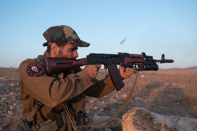 Quân “Săn IS” Syria nã tên lửa san phẳng chỉ huy sở phiến quân tại Homs ảnh 4