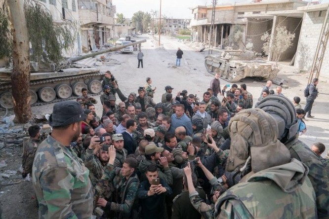 Quân đội Syria ép phe nổi dậy đang nguy khốn đầu hàng, tổng thống Assad thăm Đông Ghouta ảnh 2