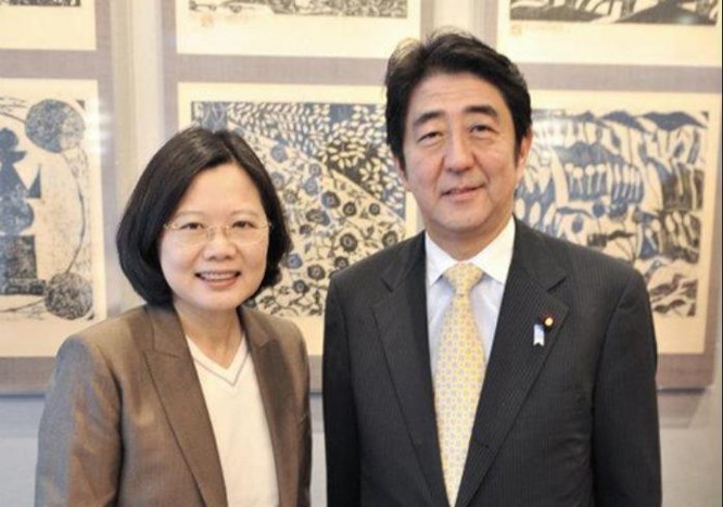 Tổng thống Đài Loan Thái Anh Văn và Thủ tướng Nhật Bản Shinzo Abe. Ảnh: Sina Trung Quốc