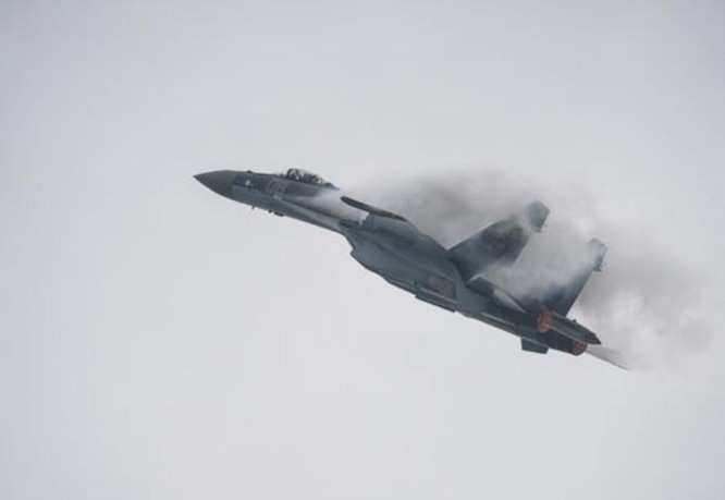 Máy bay chiến đấu Su-35 Nga bay biểu diễn ở Trung tâm triển lãm hàng không Chu Hải Trung Quốc ngày 10/11/2014. Ảnh: Cankao